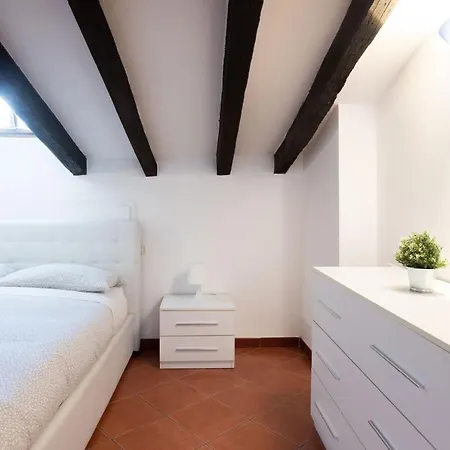 Just Urban - Elegant 2-br Penthouse With Balcony In Center Daire *
