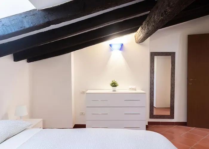 Just Urban - Elegant 2-br Penthouse With Balcony In Center בולוניה
