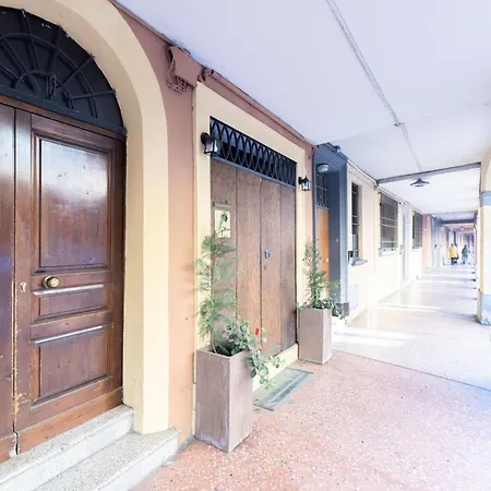 Lejlighed Just Urban - Elegant 2-br Penthouse With Balcony In Center Bologna